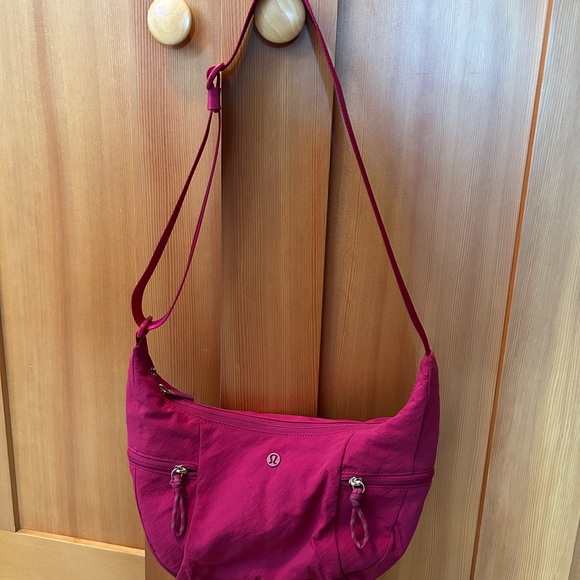 lululemon slouchy sling bag 6L - Picture 6 of 8